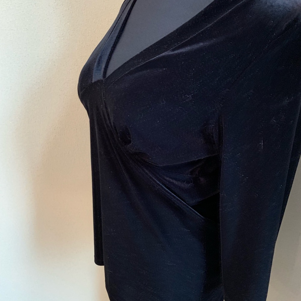 Velvet-like top. - Picture 2 of 4